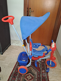 Triciclo con maniglia e riduttore per seduta