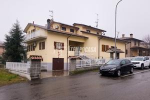 Porzione di casa con giardino