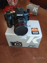 Fotocamera Pentax K-3III con obiettivi Pentax