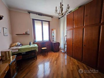 Armadio guardaroba anni ’50–’60 in legno, 12 ante