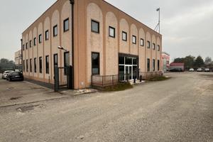 Capannone uffici Samarate via Ghandi