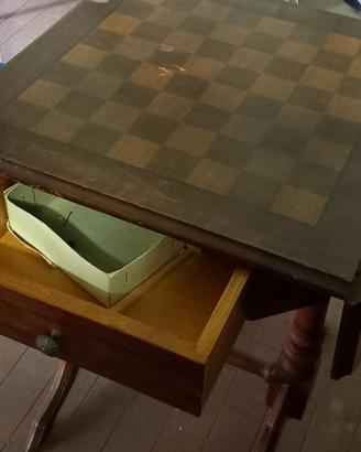 Tavolino con scacchiera 
