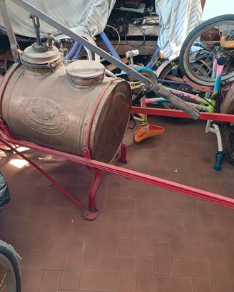Pompa irroratrice a carriola in rame