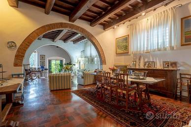 Appartamento di 353 m² con più di 5 locali a Firen