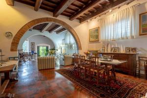Appartamento di 353 m² con più di 5 locali a Firen