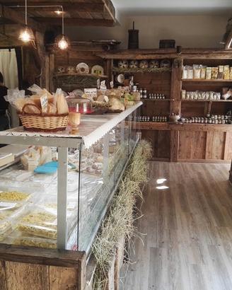 Locale commerciale completamente attrezz