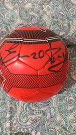 pallone  da calcio con firma enzo dong 