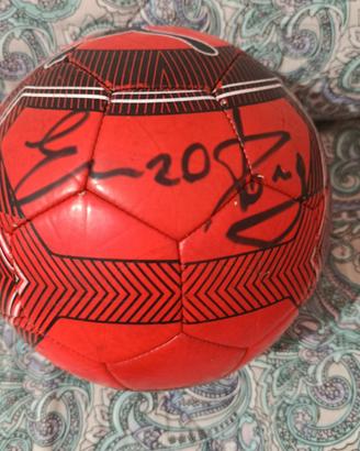 pallone  da calcio con firma enzo dong 