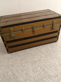 Antico baule con chiavetta