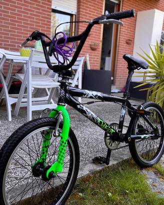 Bicicletta BMX modello Montana Trick 360°