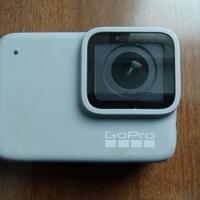 GoPro HERO 7 WHITE con accessori