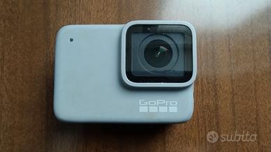 GoPro HERO 7 WHITE con accessori