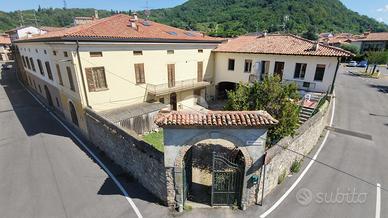 CASA SEMINDIPENDENTE A ADRO