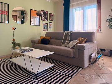 Divano con poggiatesta reclinabili in tessuto