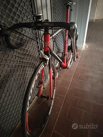 Bici di strada in carbonio