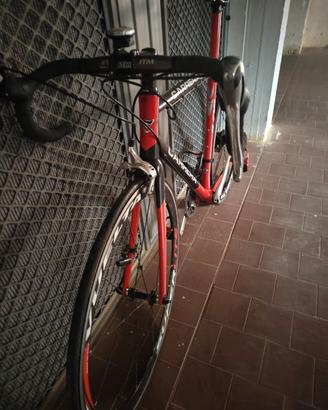Bici di strada in carbonio