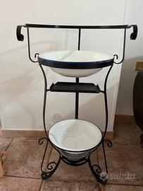 Vecchio lavabo in ferro