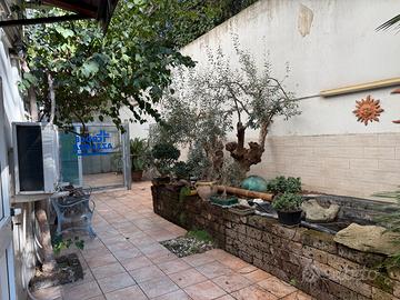 Locale commerciale con ampio giardino