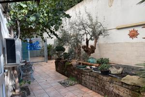 Locale commerciale con ampio giardino