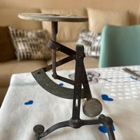 Bilancia antica a molla in ferro