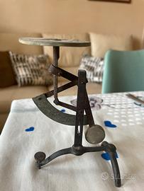 Bilancia antica a molla in ferro