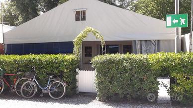 piazzola con roulotte fissa verandata