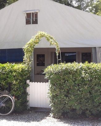 piazzola con roulotte fissa verandata