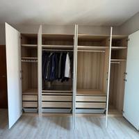 Armadio bianco con luci interne