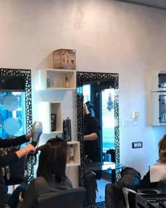 Grande salone fronte supermercato pronto all'uso