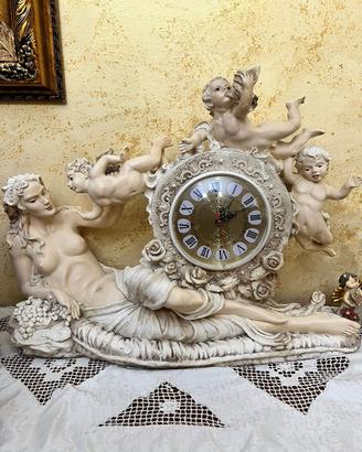 Orologio con statua vintage