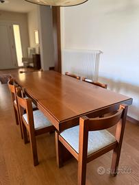 tavolo con sedie in legno