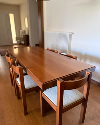 tavolo con sedie in legno