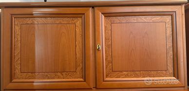 Mobile contenitore con mensola.