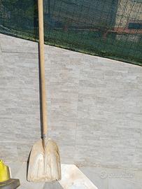 pala con manico in legno 