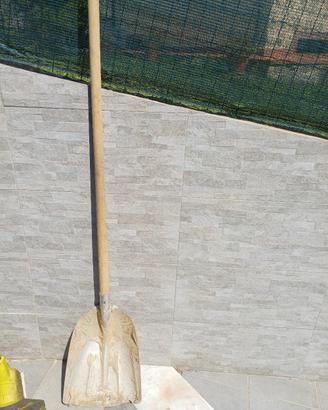pala con manico in legno 