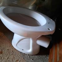 Sanitario scarico a parete e cassetta esterna