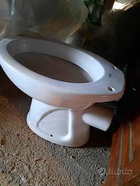 Sanitario scarico a parete e cassetta esterna