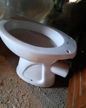 Sanitario scarico a parete e cassetta esterna