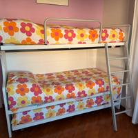 Letto a castello laccato bianco.
