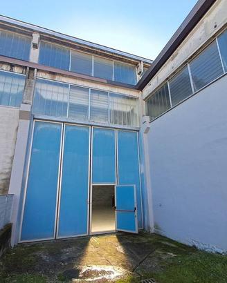 Magazzino con Uffici e Area Cortilizia