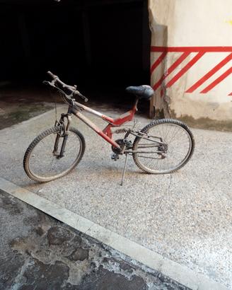 Bicicletta Mountain Bike 