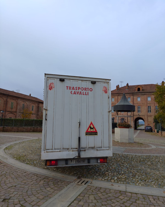 Van trasporto cavalli, due posti