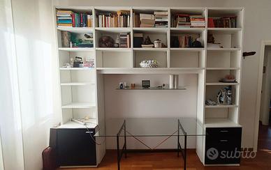 Libreria bianca e nera con ampio spazio per scriva