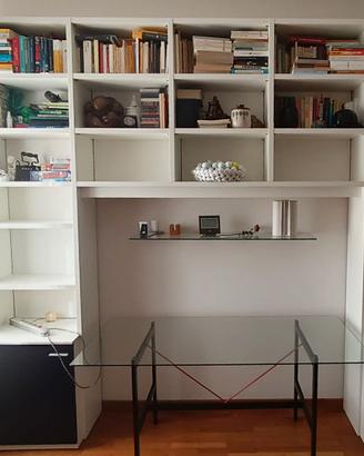 Libreria bianca e nera con ampio spazio per scriva