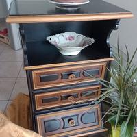 comodino con cassetti 