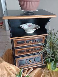 comodino con cassetti 