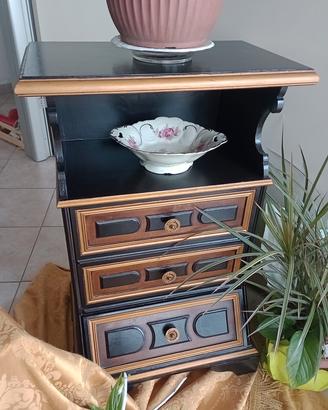 comodino con cassetti 