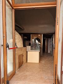 Locale con forno a legna artigianale