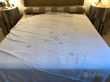 Tovaglia di lino con intarsi in filet