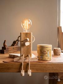 Lampada "Omino Pensieroso" Design unico e solidale